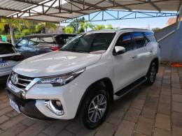 TOYOTA - HILUX SW4 - 2017/2017 - Branca - R$ 219.000,00