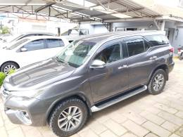 TOYOTA - HILUX SW4 - 2019/2020 - Cinza - R$ 253.000,00