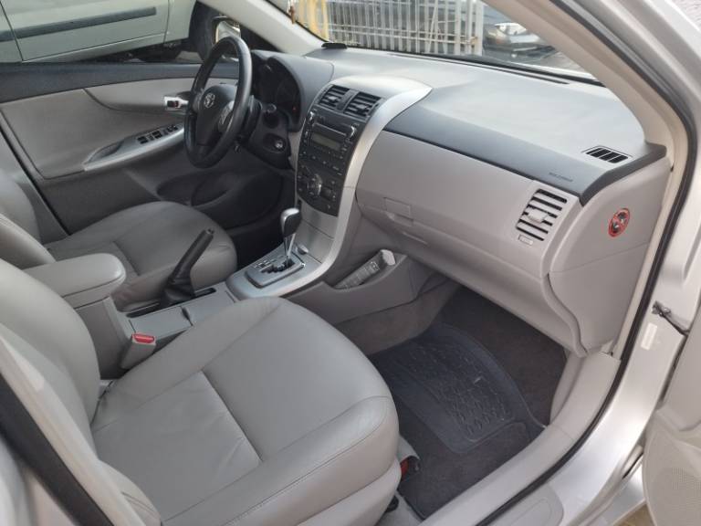TOYOTA - COROLLA - 2012/2013 - Prata - R$ 69.900,00