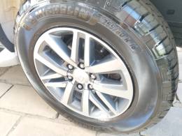 TOYOTA - HILUX SW4 - 2017/2017 - Branca - R$ 219.000,00