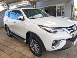 TOYOTA - HILUX SW4 - 2017/2017 - Branca - R$ 219.000,00