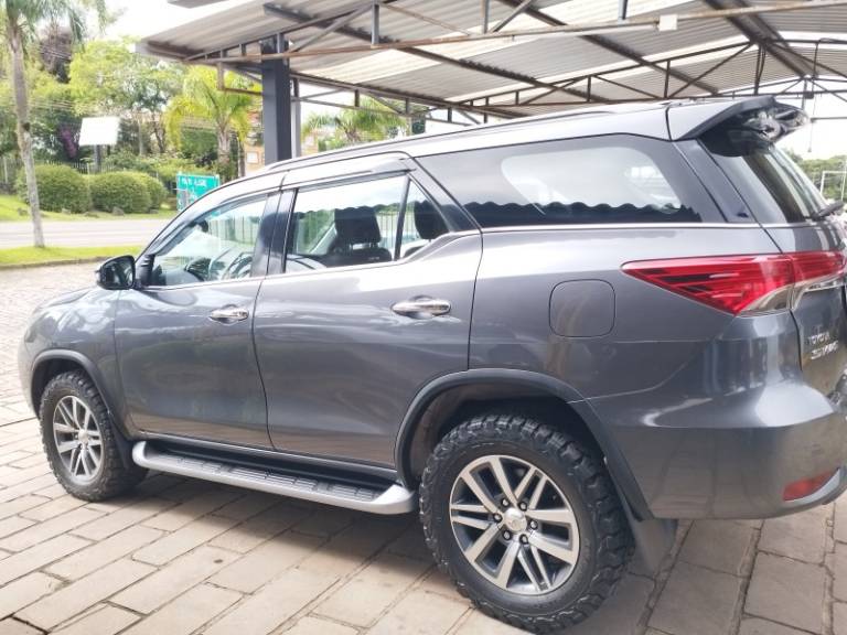 TOYOTA - HILUX SW4 - 2019/2020 - Cinza - R$ 253.000,00