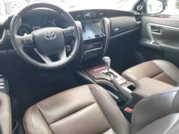 TOYOTA - HILUX SW4 - 2017/2017 - Branca - R$ 219.000,00