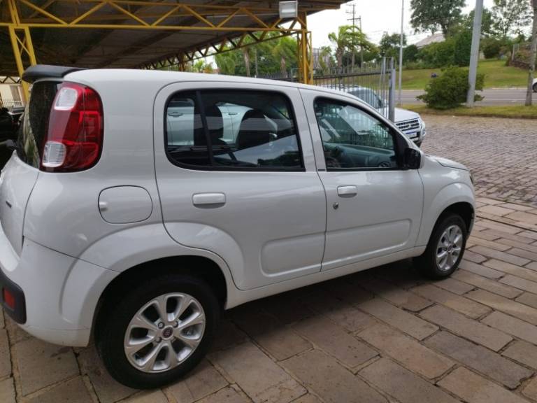 FIAT - UNO - 2011/2012 - Branca - R$ 31.500,00