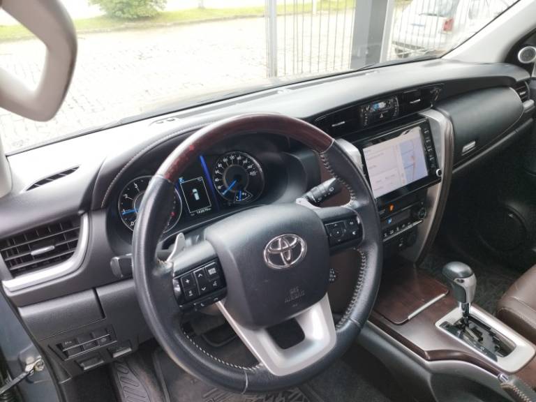 TOYOTA - HILUX SW4 - 2019/2020 - Cinza - R$ 253.000,00