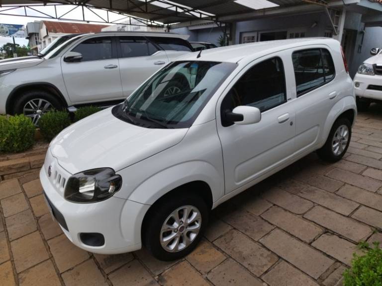 FIAT - UNO - 2011/2012 - Branca - R$ 31.500,00