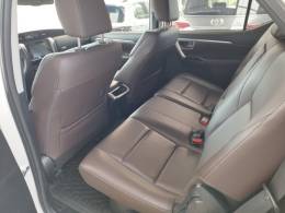 TOYOTA - HILUX SW4 - 2017/2017 - Branca - R$ 219.000,00