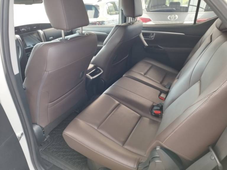 TOYOTA - HILUX SW4 - 2017/2017 - Branca - R$ 219.000,00