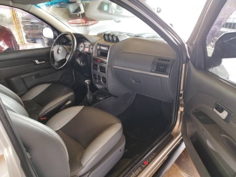 FIAT - STRADA - 2009/2010 - Bege - R$ 47.000,00