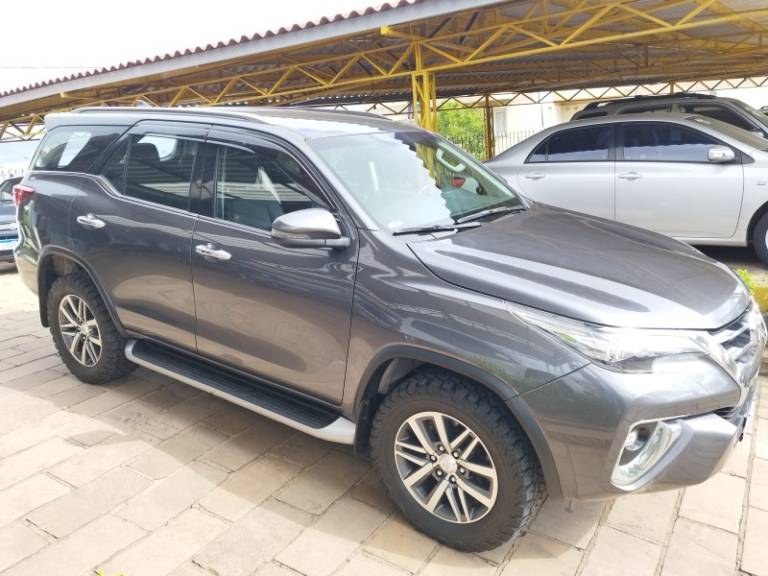 TOYOTA - HILUX SW4 - 2019/2020 - Cinza - R$ 253.000,00