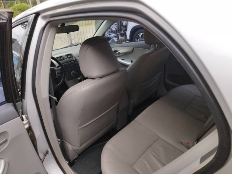 TOYOTA - COROLLA - 2010/2011 - Cinza - R$ 58.500,00